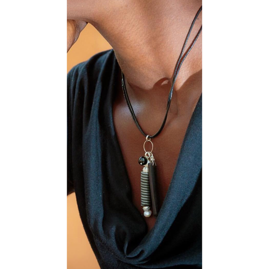 Snare wire necklace black stone